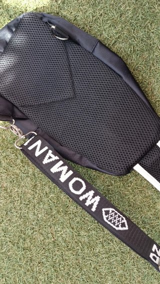 Mochila cruzada negra con dibujo