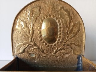 Caja de latón dorado decorada