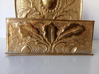 Caja de latón dorado decorada
