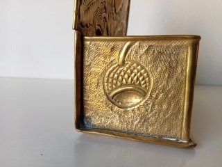 Caja de latón dorado decorada