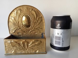 Caja de latón dorado decorada
