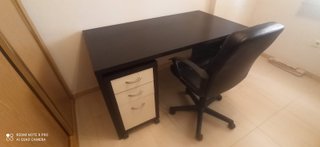 Escritorio Ikea Negro y Blanco con Cajones