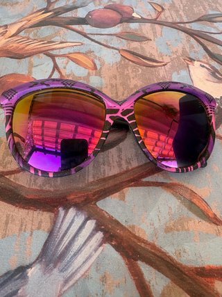 Gafas de sol rosas y moradas