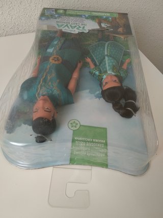 Bambole Raya e Capo Benjamin. Bambole esclusive e fuori catalogo dal film Raya e l'ultimo drago. Bellissime e con splendidi abiti. Hasbro 2020. Disney. Nuove in blister sigillato. L'imballaggio ha qualche segno di conservazione. Dalla mia collezione personale