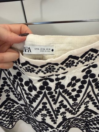 Pantalón corto bordado blanco y negro
