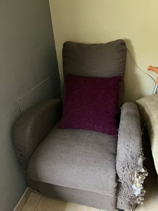 Sillón de tela beige y morado