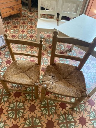 Mesa infantil con 4 sillas
