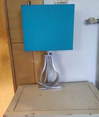 Lámpara de mesa azul y plateada Ikea