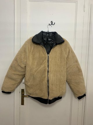 Abrigo acolchado negro forro beige Talla M