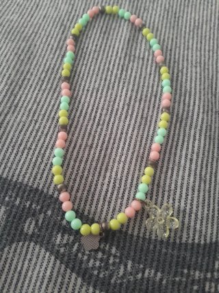 Collar de cuentas con charms