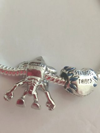 Pulsera de plata con 2 charms de Stranger things