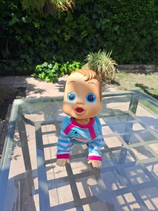 Bebé gateador con pijama