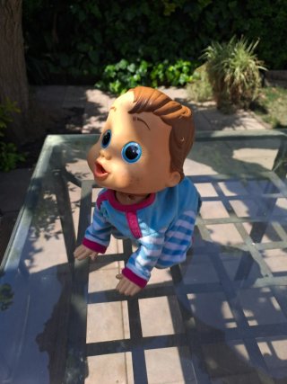 Bebé gateador con pijama