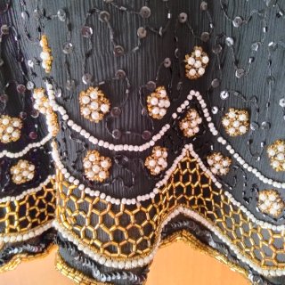 Blusa elegante ricamata organza nera e oro