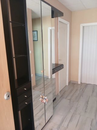 Mueble de entrada negro con espejo