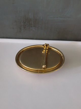 Broche camafeo vintage con borde en tono dorado