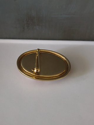 Broche camafeo vintage con borde en tono dorado