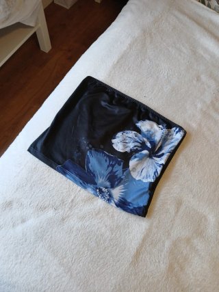 Top Shein floral negro y azul