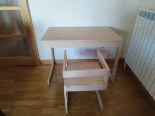 Escritorio de diseño y silla de roble americano