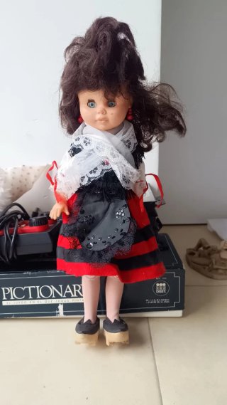 Muñeca antigua vestida de flamenca