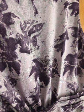 Vestido estampado morado y plata  Diseñador