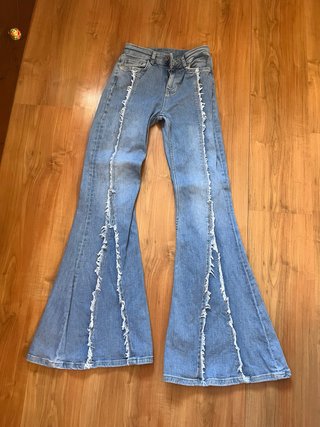 Pantalón vaquero campana desgastado