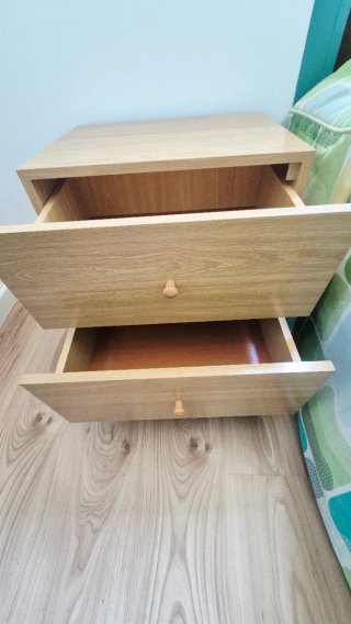 Mesita de noche de madera
