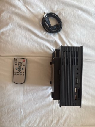 Proyector negro con mando a distancia