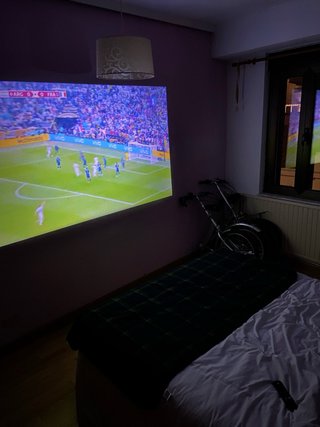 Proyector negro con mando a distancia