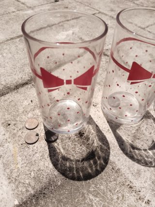 Jarra y 6 vasos con diseño de lazo rojo