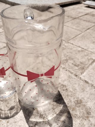 Jarra y 6 vasos con diseño de lazo rojo