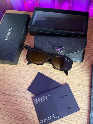 Occhiali da sole Prada PR 17W neri