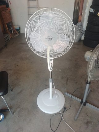 Ventilador de pie blanco y plateado