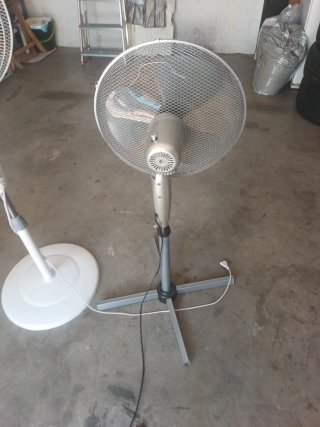 Ventilador de pie blanco y plateado