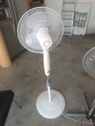 Ventilador de pie blanco y plateado
