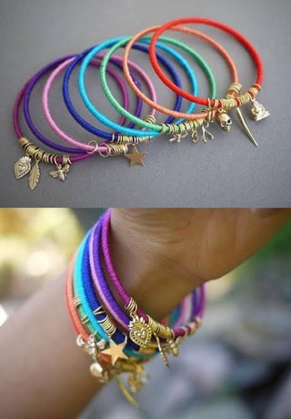 Braccialetti colorati con ciondoli dorati