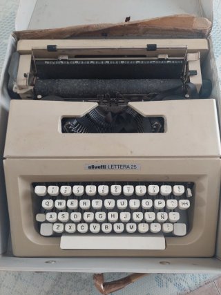 Máquina de escribir Olivetti Lettera 25