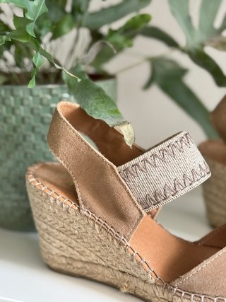 Sandalias cuña esparto beige y marrón