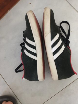 Zapatillas Adidas Negras y Rojas