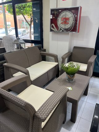 Conjunto jardín exterior con mesa
