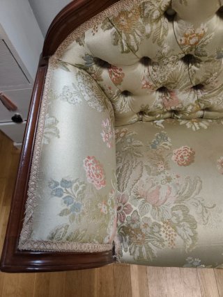 Sofá capitoné floral madera.