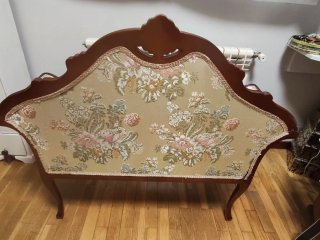 Sofá capitoné floral madera.