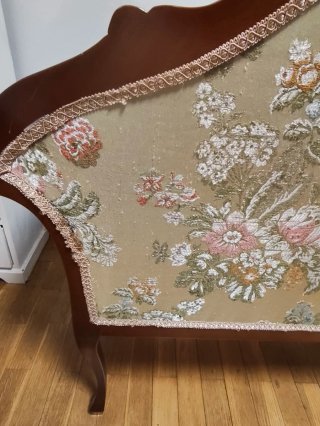 Sofá capitoné floral madera.