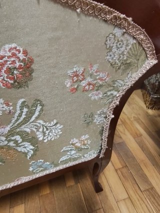 Sofá capitoné floral madera.