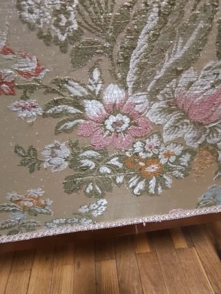 Sofá capitoné floral madera.