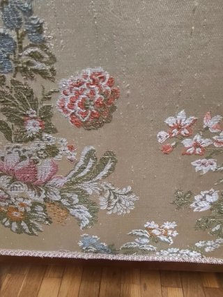 Sofá capitoné floral madera.