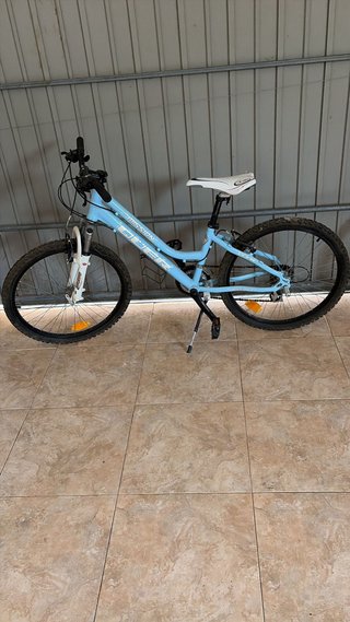 Bicicleta infantil azul en muy buenas condiciones.