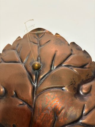 Vassoio in rame con foglia e uva