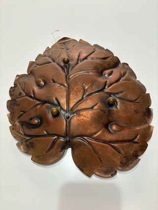 Vassoio in rame con foglia e uva