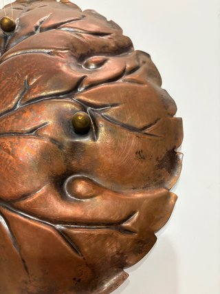 Vassoio in rame con foglia e uva